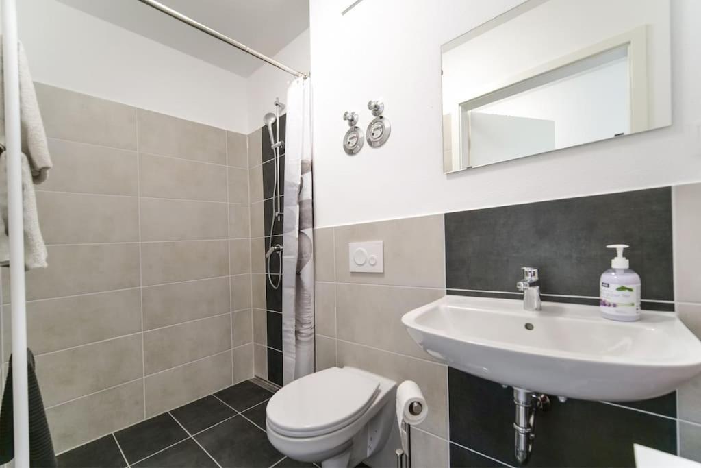 Preiswertes Modernes Gaestezimmer In Aue Bad-Schlema ภายนอก รูปภาพ
